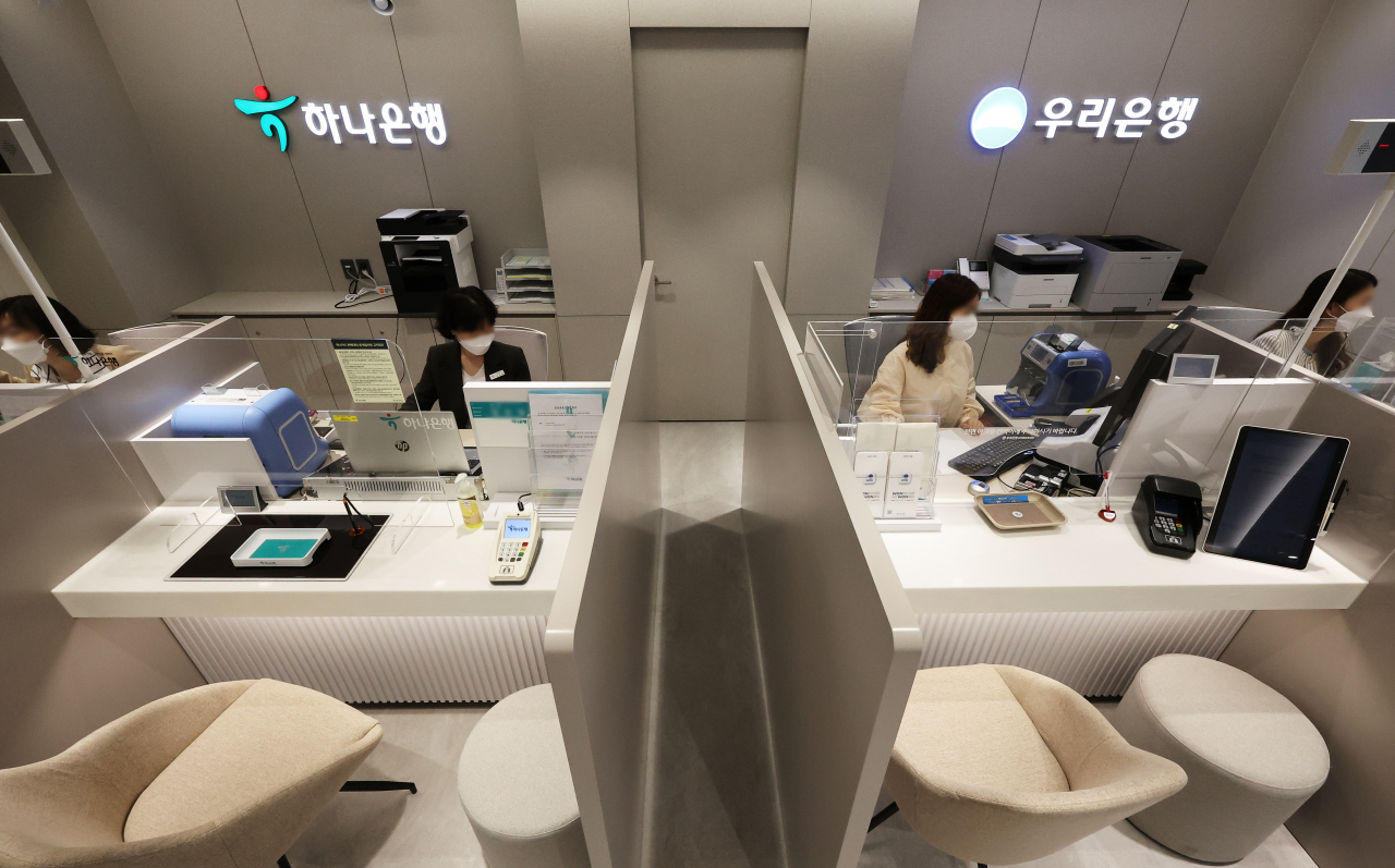 25일 오전 경기도 용인시 수지구 신봉동에 문을 연 하나은행과 우리은행 공동 점포 모습. 두 은행이 업무 공간을 공유하는 공동 점포 개설은 이번이 첫 사례다. [연합]