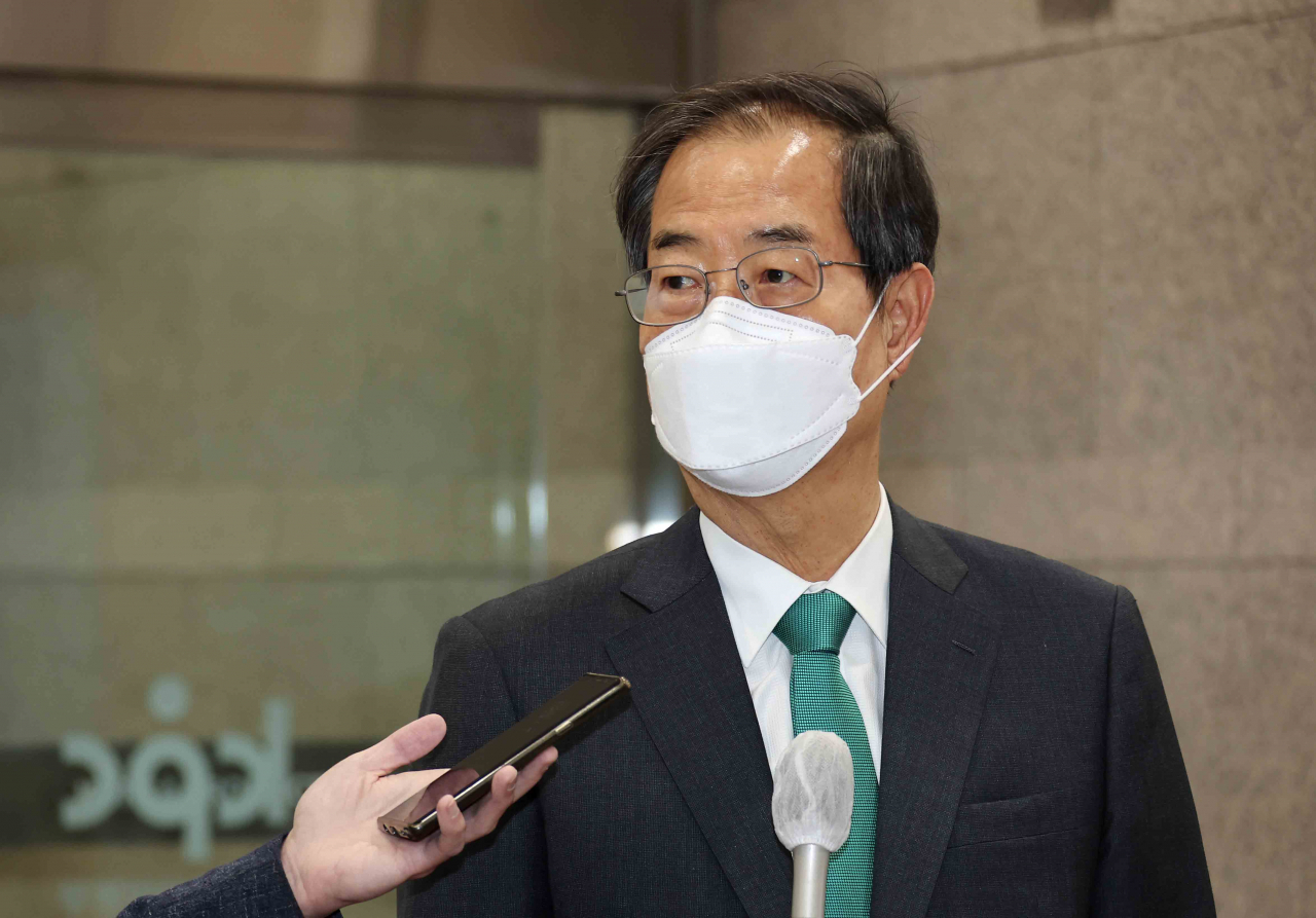 한덕수 국무총리 후보자의 인사청문회가 다음 달 2&sim;3일로 연기된 가운데 한 총리 후보자가 28일 오전 서울 종로구 한국생산성본부 건물에 마련된 국회 인사청문회 준비단 사무실로 출근하며 취재진 질문에 답하고 있다. [연합]