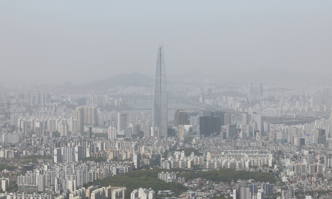 황사가 유입되며 미세먼지 농도가 높아진 지난 27일 오전, 경기도 광주시 남한산성에서 바라본 서울 시내의 모습. [연합]