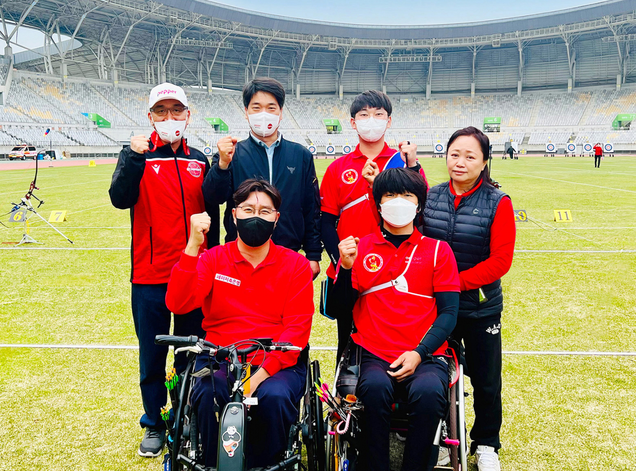 뒷줄 왼쪽부터 시계방향으로 김반석 페퍼저축은행 ESG본부장, 윤건후 페퍼저축은행 양궁팀 감독, 이승준 선수, 김미순 선수, 최성길 선수, 구동섭 선수.[페퍼저축은행 제공]