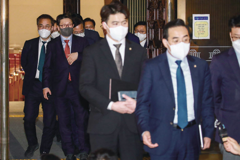 박홍근 더불어민주당 원내대표가 28일 자정께 검찰청법에 관한 필리버스터가 열린 국회 본회의를 마친 뒤 본회의장 앞에서 취재진의 질문에 답변할 때 국민의힘 권성동 원내대표가 뒤따라 나오고 있다. [연합]