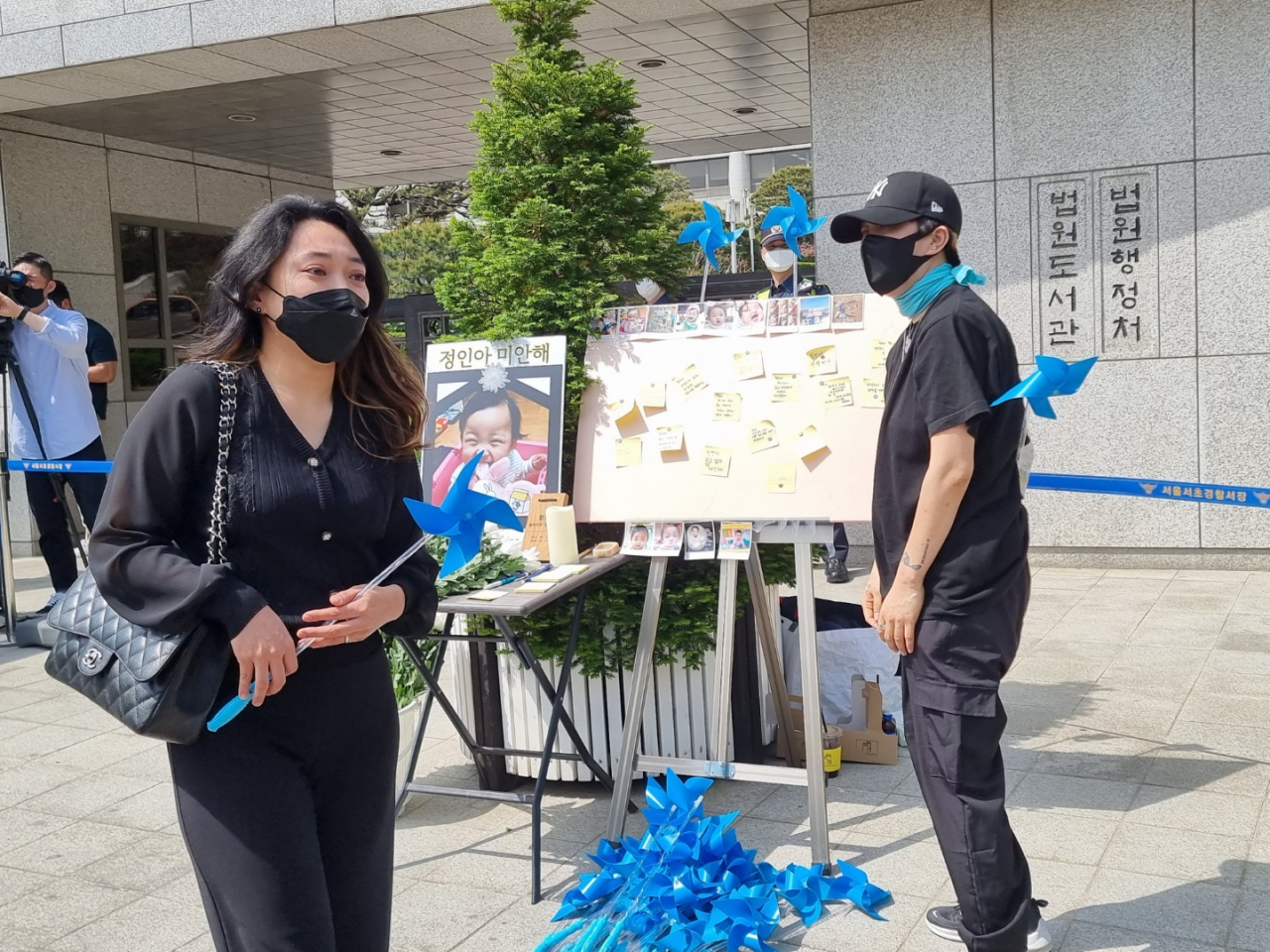 28일 '정인이 사건' 대법원 선고를 앞두고 법정 주위에 열린 추모식에 시민들의 발길이 이어지고 있다.[유동현 기자]