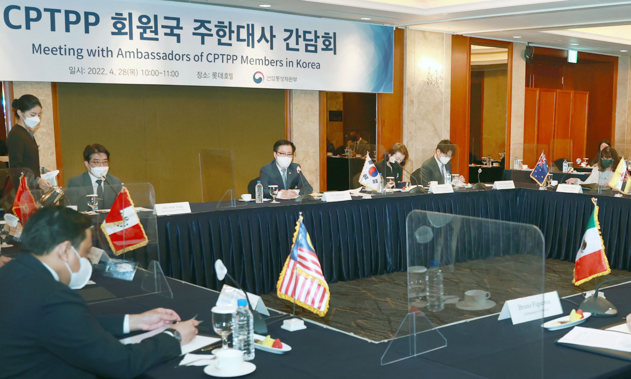 여한구 산업통상자원부 통상교섭본부장이 28일 서울 소공동 롯데호텔에서 CPTPP 회원국 주한대사 간담회를 주재하고 있다. [연합]