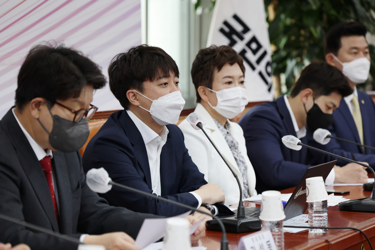 이준석 국민의힘 대표가 28일 국회에서 열린 최고위원회의에서 발언하고 있다. 이상섭 기자