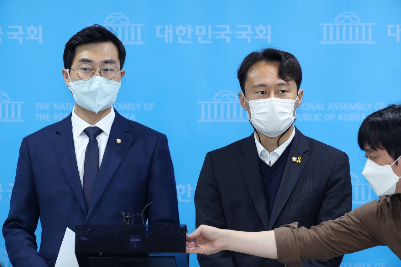 더불어민주당 이탄희(오른쪽)·장경태 의원이 지난 13일 오전 국회 소통관에서 기자회견을 열고 더불어민주당이 대선 때 약속했던 '기초의원 2인 선거구 폐지법'의 처리가 사실상 무산된 것에 대해 사과한 뒤 정개특위 위원직 사퇴 의사를 밝히고 있다. [연합]
