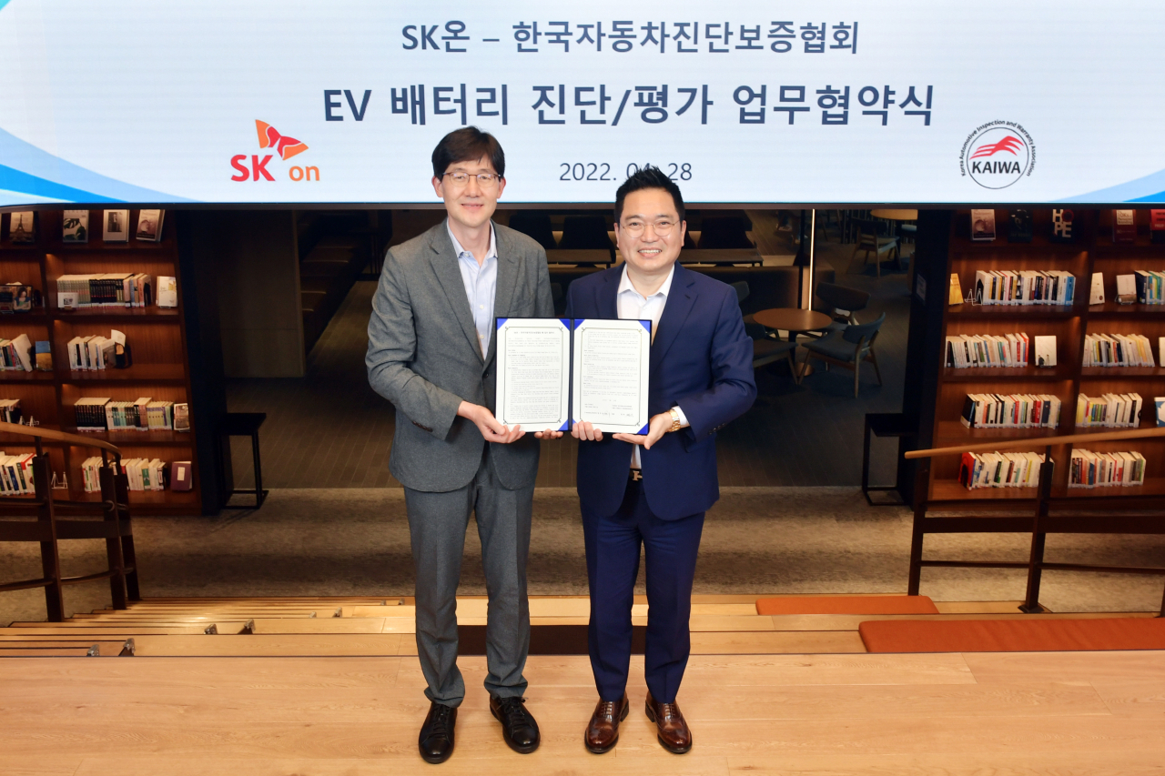 정우성 SK온 이모빌리티사업부장(왼쪽)과 정욱 한국자동차진단보증협회 회장이 기념 촬영을 하고 있다. [SK온 제공]