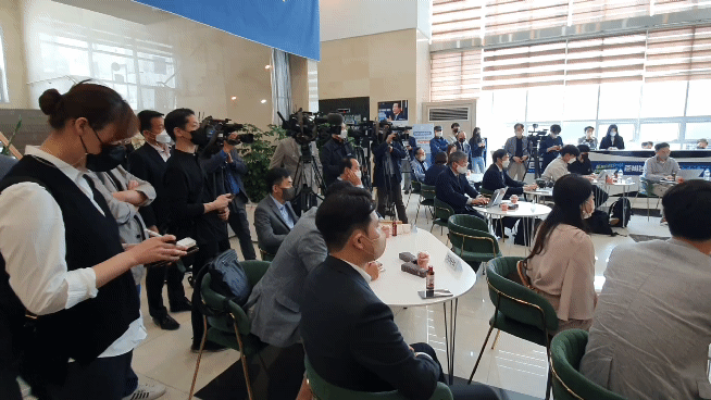 강기정 더불어민주당 광주시장 예비후보는 광주시 서구 치평동 ‘강추캠프’에서 미디어데이를 갖고 시정운영 철학과 핵심공약 등을 제시했다.