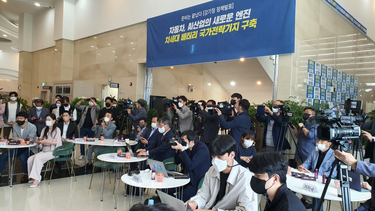 강기정 더불어민주당 광주시장 예비후보는 광주시 서구 치평동 ‘강추캠프’에서 미디어데이를 갖고 시정운영 철학과 핵심공약 등을 제시했다. 서인주 기자