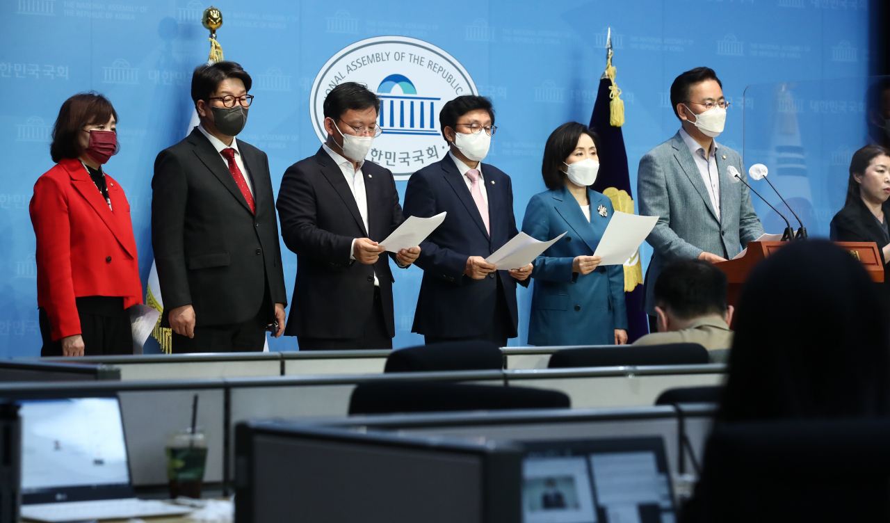 권성동 국민의힘 원내대표(왼쪽 두번째)와 유상범 법사위 간사(오른쪽) 등 의원들이 28일 국회 소통관에서 검찰 수사권과 기소권 분리 법안에 대한 헌법재판소의 공정한 결정을 촉구하는 성명을 발표하고 있다. 이상섭 기자