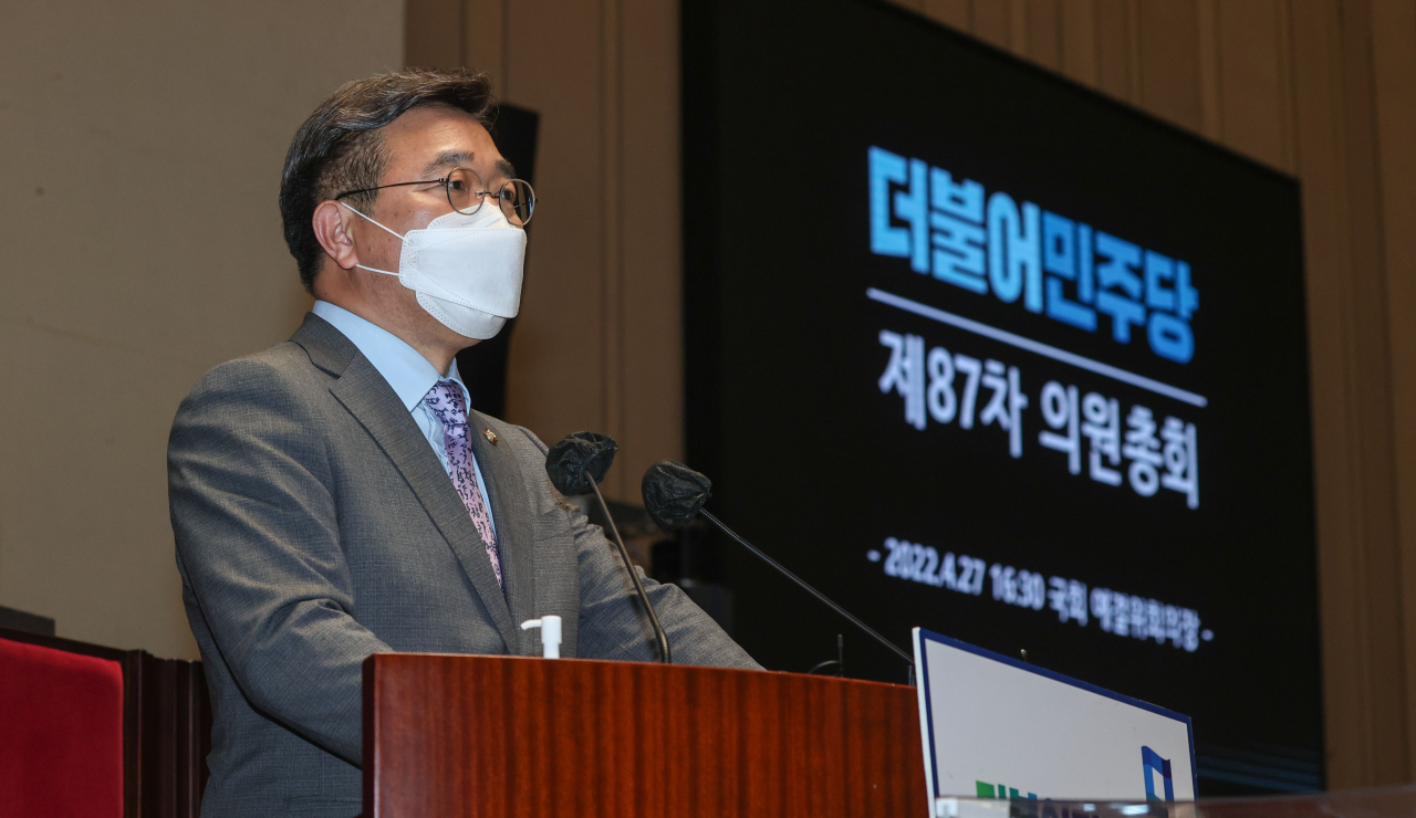 윤호중 더불어민주당 공동비대위원장이 27일 오후 국회 본회의를 앞두고 열린 의원총회에서 발언하고 있다. 이상섭 기자