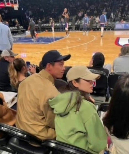 지난 27일 현빈과 손예진 부부가 뉴욕 브루클린 네츠 홈경기장에서 미국프로농구(NBA) 플레이오프 경기를 관람하고 있다. [웨이보]