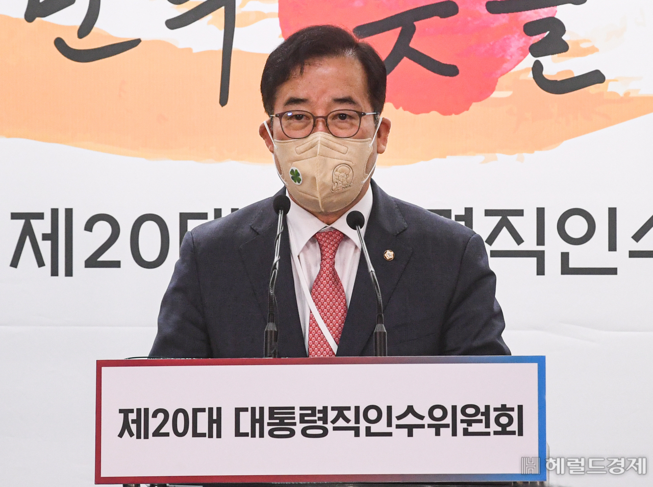 박성중 제20대 대통령직인수위원회 과학기술교육분과 간사가 28일 서울 종로구 통의동 인수위 기자회견장에서 '미디어의 공정성·공공성 확립과 국민 신뢰 회복을 위한 정책방향'과 관련해 브리핑을 하고 있다.[인수위사진기자단]