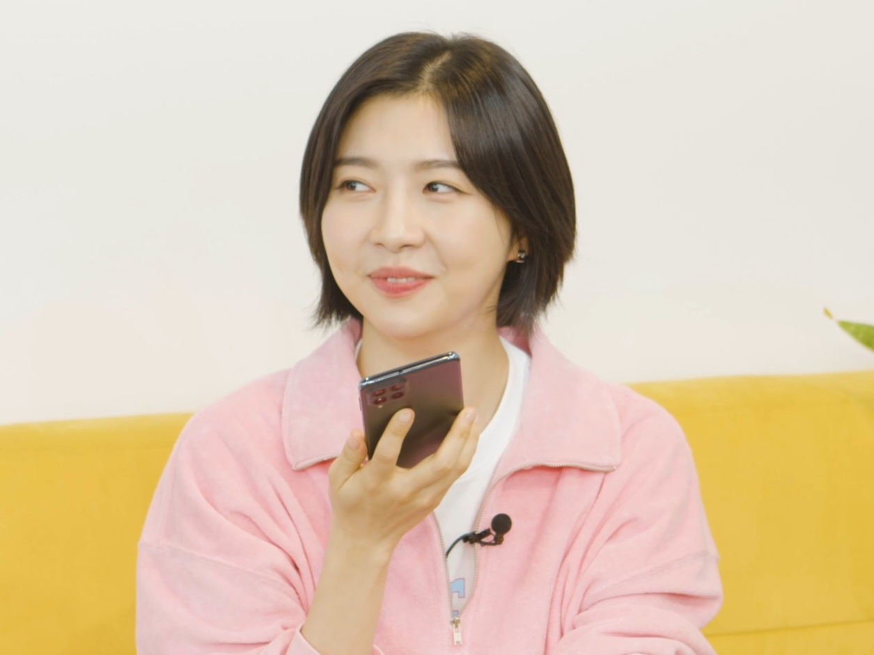 SKT 삼성 갤럭시 퀀텀3 제품을 광고하는 '보이스피싱 애드리브싸이퍼(feat.주현영)' 영상 중 일부[유튜브 권혁수 감성]
