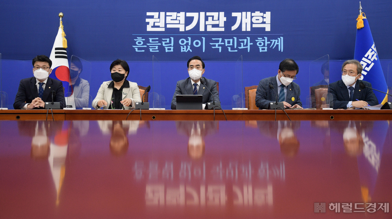 박홍근 더불어민주당 원내대표가 28일 오전 서울 여의도 국회에서 열린 정책조정회의에 참석해 모두발언을 하고 있다. 이상섭 기자