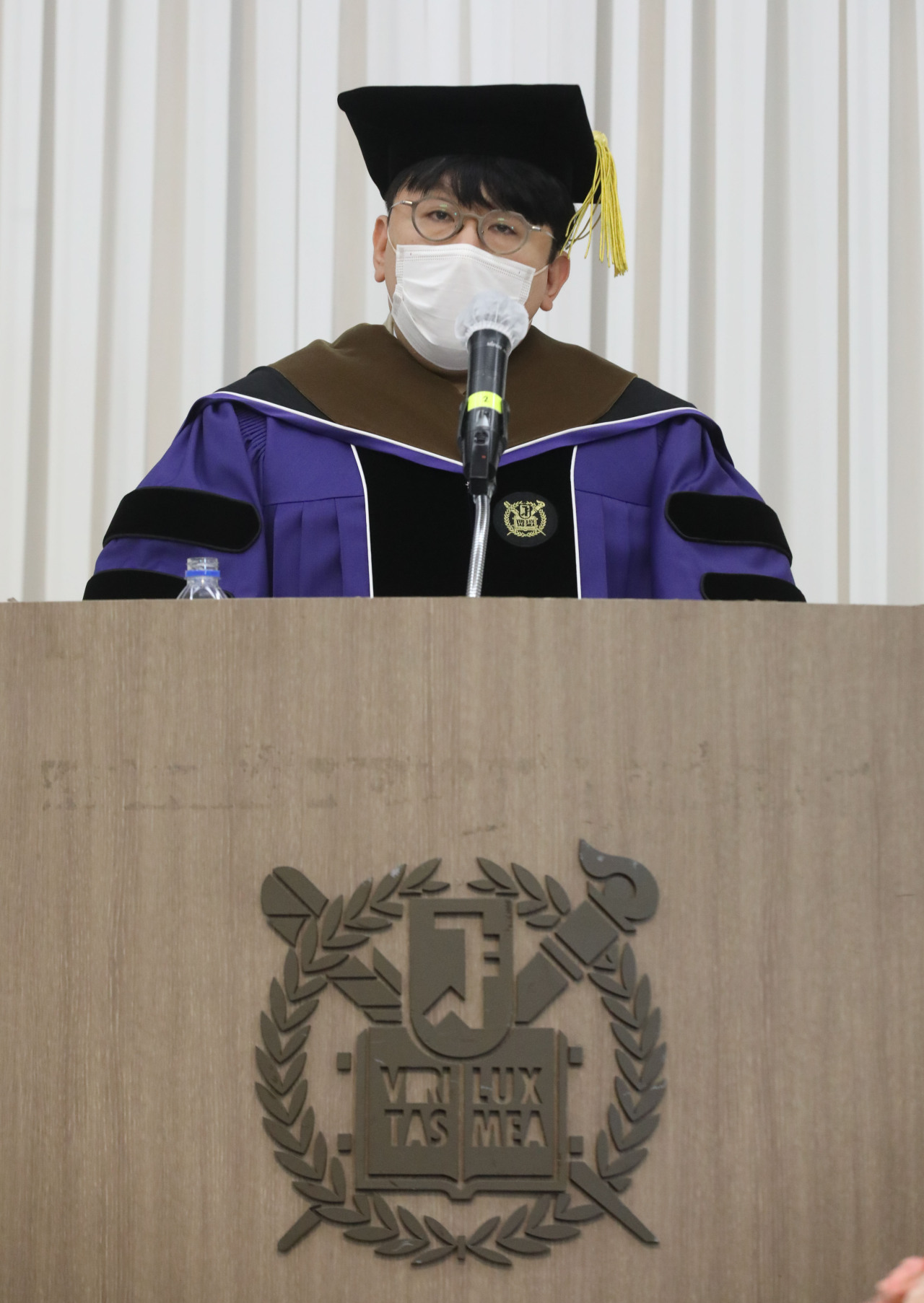 Hybe founder and Chairman Bang Si-hyuk gives a speech after receiving the honorary doctorate from Seoul National University during the awarding ceremony held at the campus in Seoul on Thursday. (Yonhap)