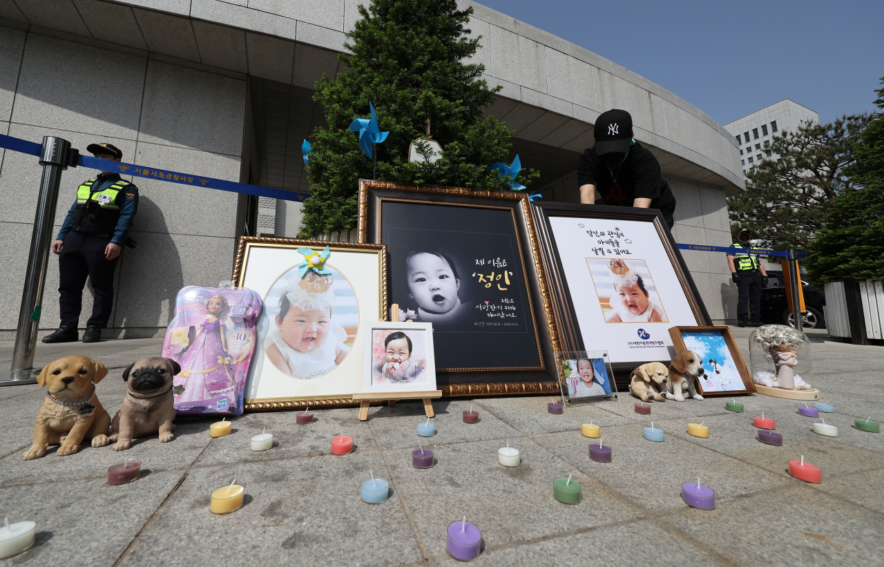 Portraits memorializing the baby victim are set up outside the Supreme Court building in Seoul on Thursday. (Yonhap)