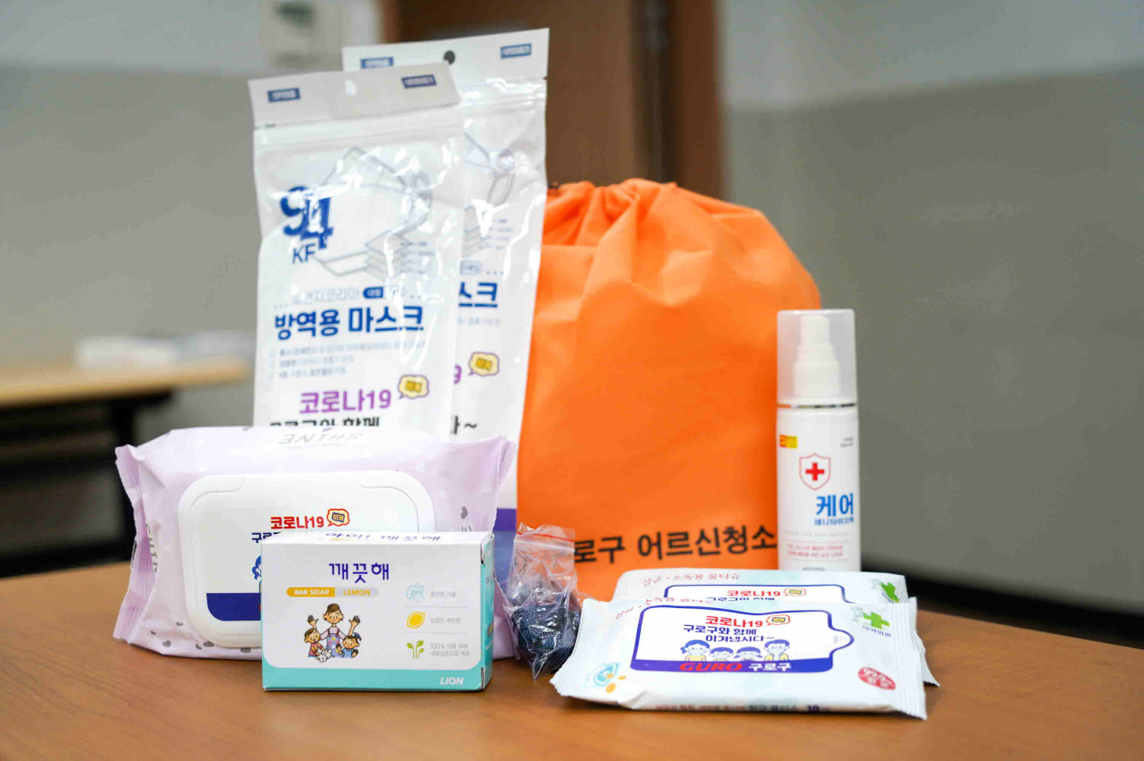 어르신 대상 방역물품 꾸러미 배부. [구로구 제공]