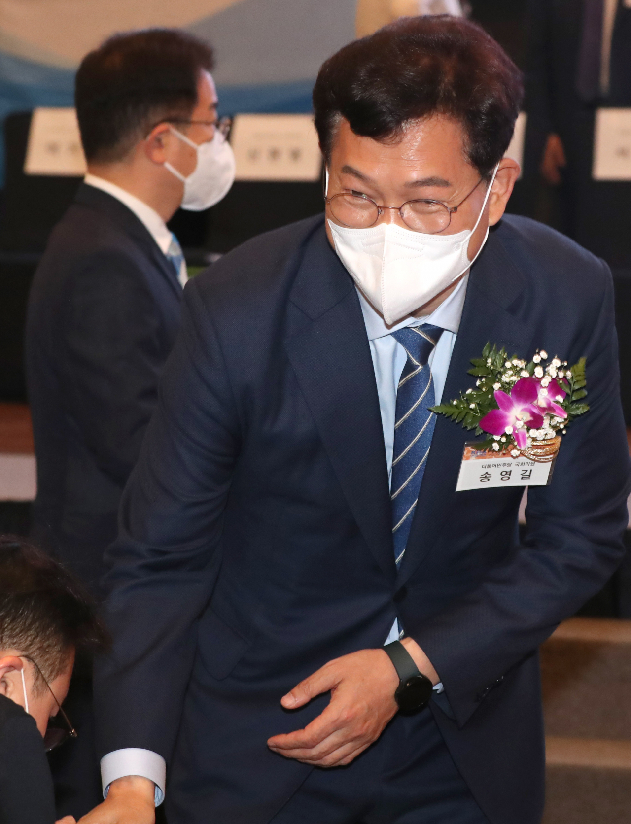 더불어민주당 송영길 서울시장 경선 후보가 지난 24일 서울 서초구 더케이호텔서울에서 열린 대한의사협회 제74차 정기대의원총회에서 참석자들과 인사하고 있다. [연합]