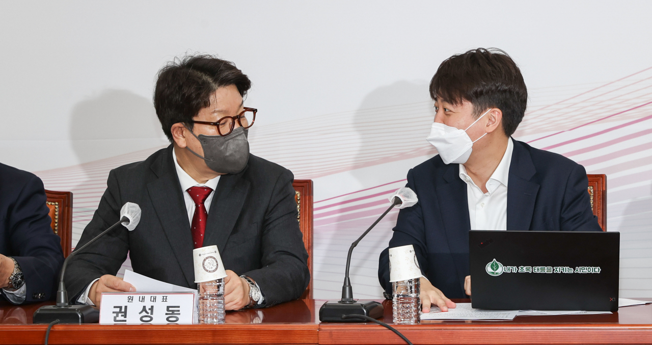 국민의힘 이준석 대표가 지난 28일 오전 국회에서 열린 최고위원회의에서 권성동 원내대표와 대화하고 있다. [연합]
