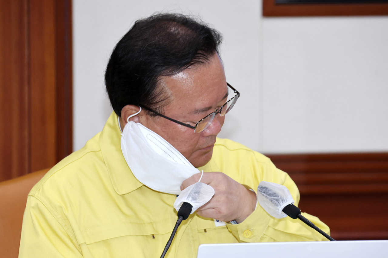 김부겸 국무총리가 29일 정부서울청사에서 열린 코로나19 대응 중앙재난안전대책본부 회의를 주재하기에 앞서 마스크를 벗고 있다. [연합]