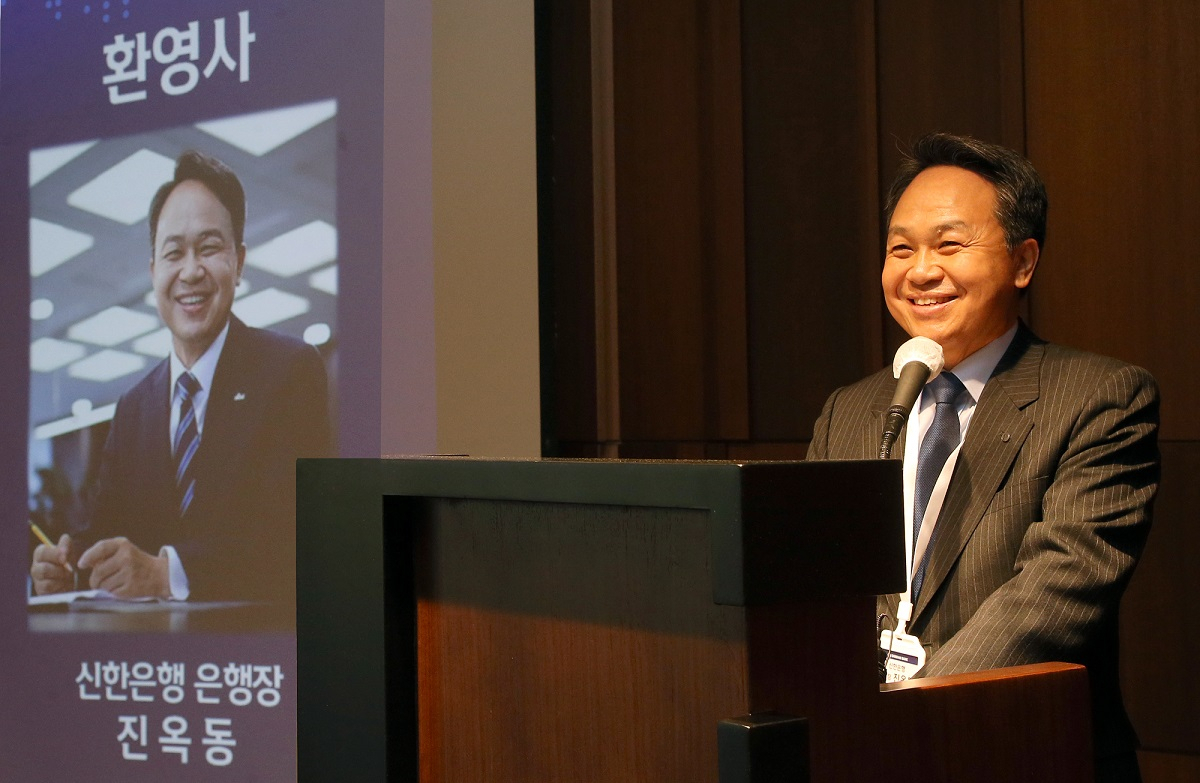 지난 28일 서울 중구에 위치한 신라호텔에서 진행된 ‘2022 신한 MIP 13기 입교식’에서 신한은행 진옥동 은행장이 환영사를 하는 모습