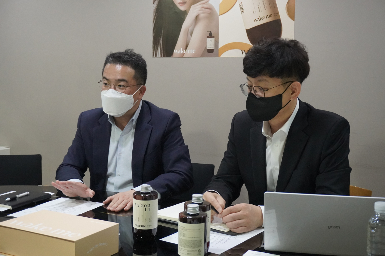 맞춤형 화장품의 시대가 국내에서도 본격적으로 시작되고 있다. 이달 CJ온스타일은 코스맥스와 손잡고 맞춤형 화장품 브랜드 ‘웨이크미(WAKE ME)를 론칭했다. 왼쪽부터 오석민 CJ온스타일 헬스·뷰티상품 담당(부장)과 김재희 코스맥스 신규사업개발실 이사.[CJ온스타일 제공]