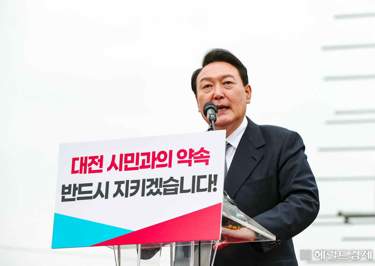 윤석열 대통령 당선인이 28일 오후 대전 중앙시장에서 시민들에게 감사 인사를 하고 있다. [대전=인수위사진기자단]