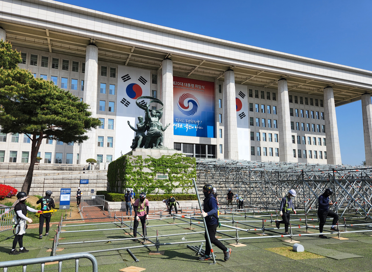 26일 오전 국회 본청 앞에서 관계자들이 제20대 대통령취임식 준비를 위한 기초 가설물을 세우고 있다. [연합]