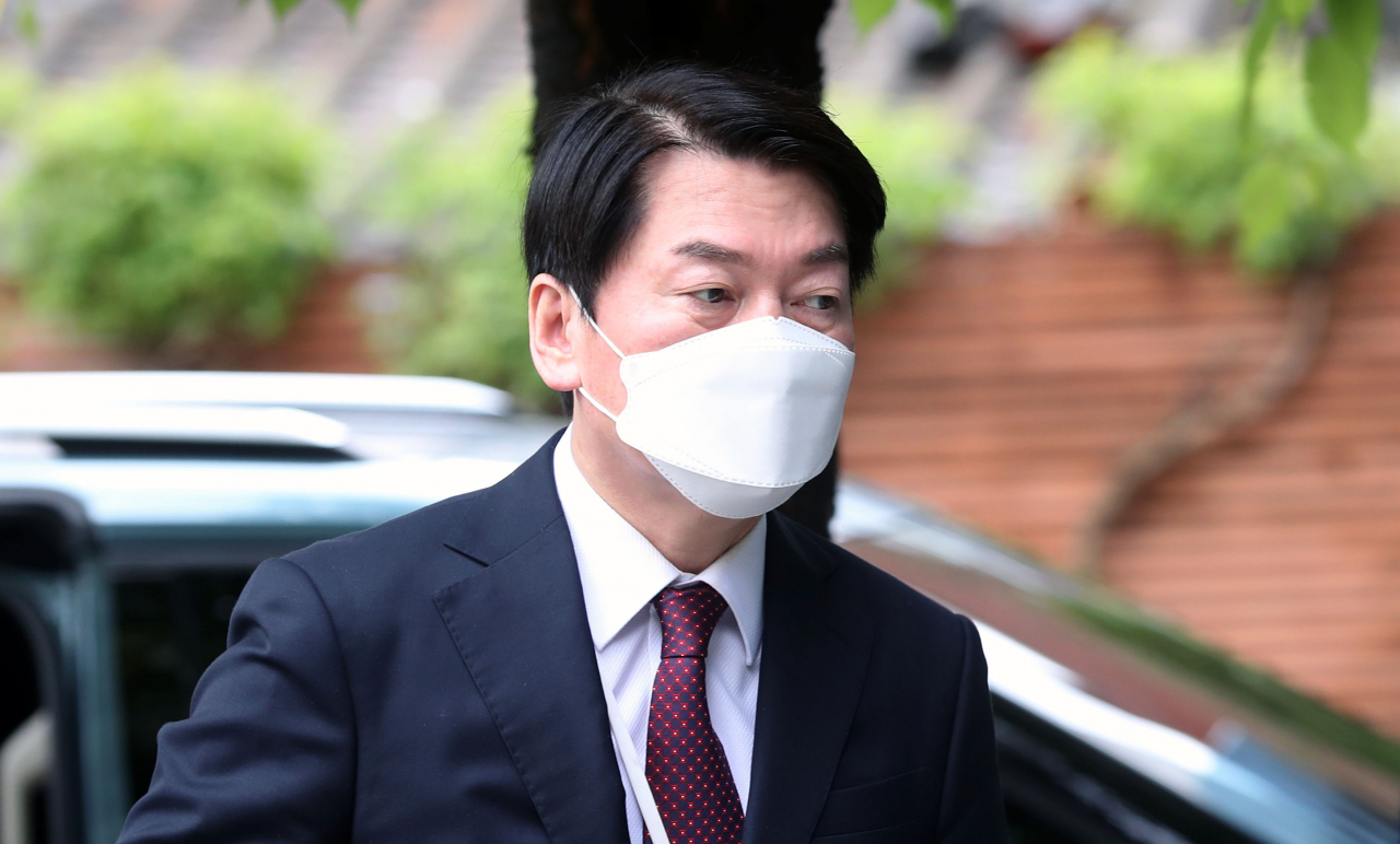 안철수 제20대 대통령직인수위원회 위원장이 29일 오전 서울 종로구 통의동 인수위로 출근하고 있다. 이상섭기자