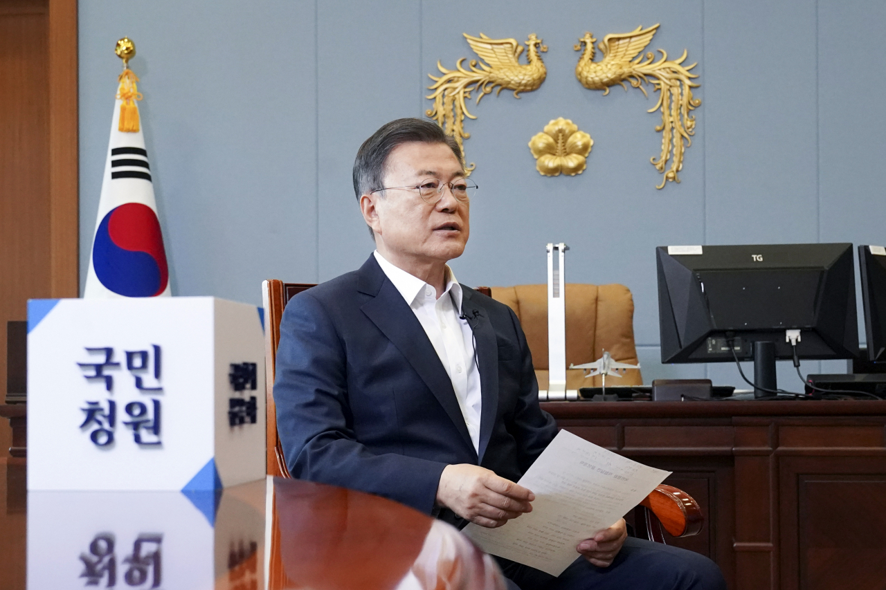 문재인 대통령이 청와대 여민관 집무실에서 이명박 전 대통령 사면 반대 등 국민청원 답변을 하고 있다. [연합]