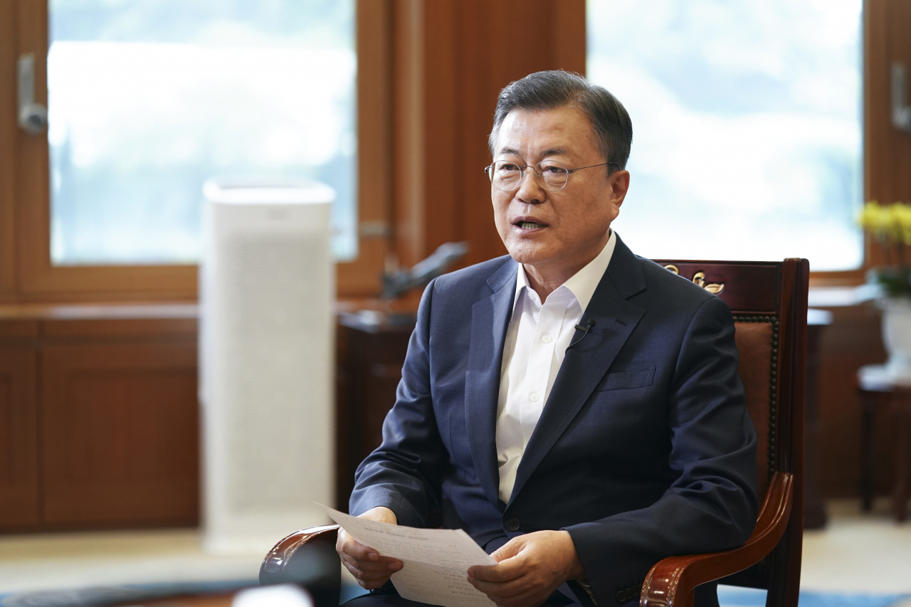 문재인 대통령이 청와대 여민관 집무실에서 이명박 전 대통령 사면 반대 등 국민청원 답변을 하고 있다. [연합]