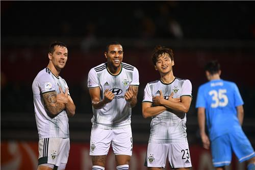 In this photo provided by the Asian Football Confederation (AFC), Jeonbuk Hyundai Motors players Stanislav Iljutcenko, Gustavo and Kim Jin-su (L to R) celebrate their team's goal against Sydney FC during the clubs' Group H match at the AFC Champions League at Thong Nhat stadium in Ho Chi Minh City on Thursday (Yonhap)