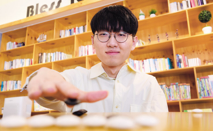 신진서 바둑의 신묘함은 과연 어디까지일까. 최고의 자리를 지키기위해 끊임없이 노력하는 신진서의 다음 수가 궁금하다. 19일 오후 서울 성동구 한 카페에서 바둑 세계랭킹 1위인 신진서 9단이 본지와 인터뷰를 하고 있다. 이상섭 기자