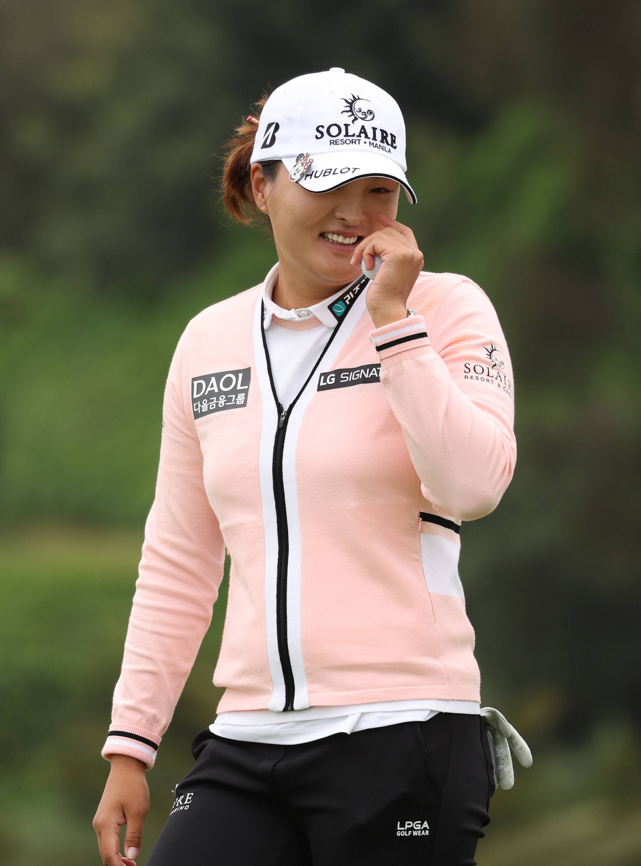 고진영이 LPGA 투어 팔로스 버디스 챔피언십 1라운드 11번홀서 퍼트를 마친 후 미소짓고 있다. [AFP]