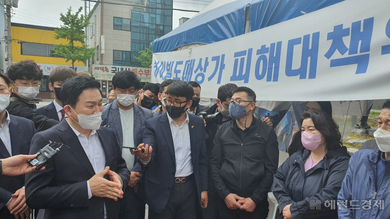 광주화정아이파크 입주민과 인근상가 상인들은 29일 원희룡 국토교통부 장관 내정자에게 전면재시공, TF팀 구성 등 대책마련을 요청했다. 서인주 기자