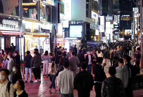 코로나19 사회적 거리두기 해제로 활기를 되찾고 있는 가운데 29일 오후 서울 강남역 인근 거리가 저녁을 즐기려는 시민들로 붐비고 있다. [연합]