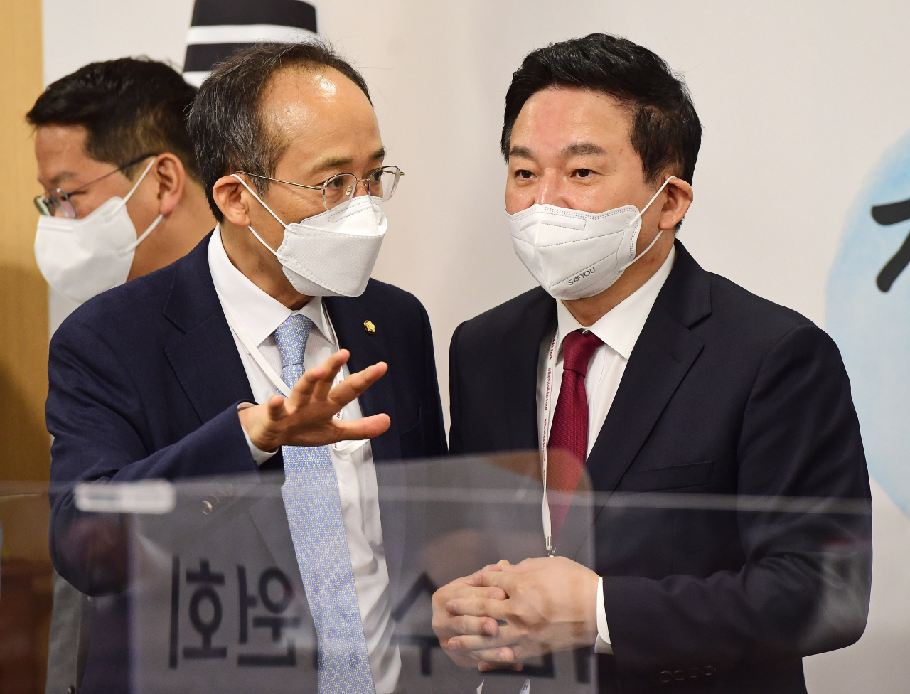 추경호 대통령직인수위원회 기획조정분과 간사(경제부총리 겸 기획재정부 장관 후보자·왼쪽)와 원희룡 기획위원장(국토교통부 장관 후보자)이 지난 25일 서울 종로구 삼청동 인수위에서 열린 제7차 전체회의에서 이야기를 나누고 있다. [연합]