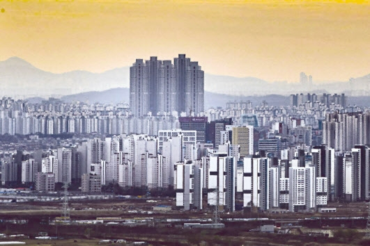 경기 파주시 접경지역에서 바라본 일산 신도시의 모습. [연합]