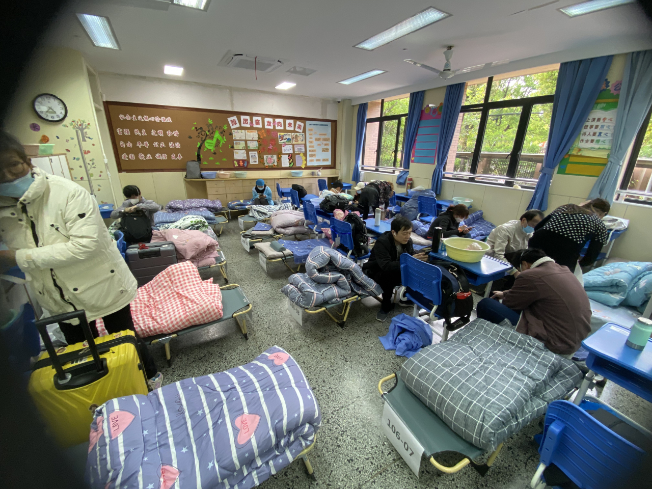 중국 상하이 창닝구의 한 초등학교 교실에 마련된 코로나19 임시 격리시설. 사진은 기사와 무관. [연합]