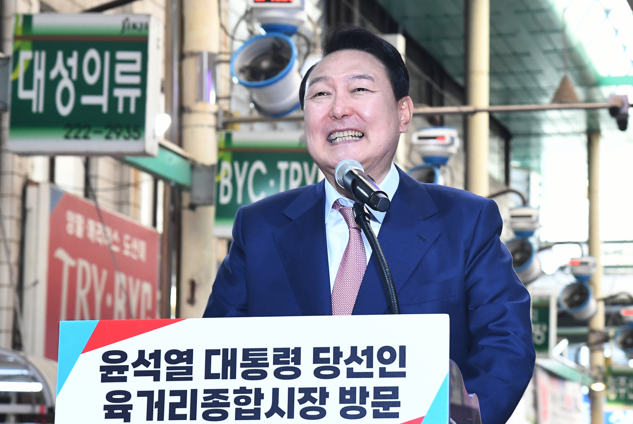 외국 손님을 본 적이 오래된 지방의 시장을 방문한 윤석열 대통령 당선인 [연합]