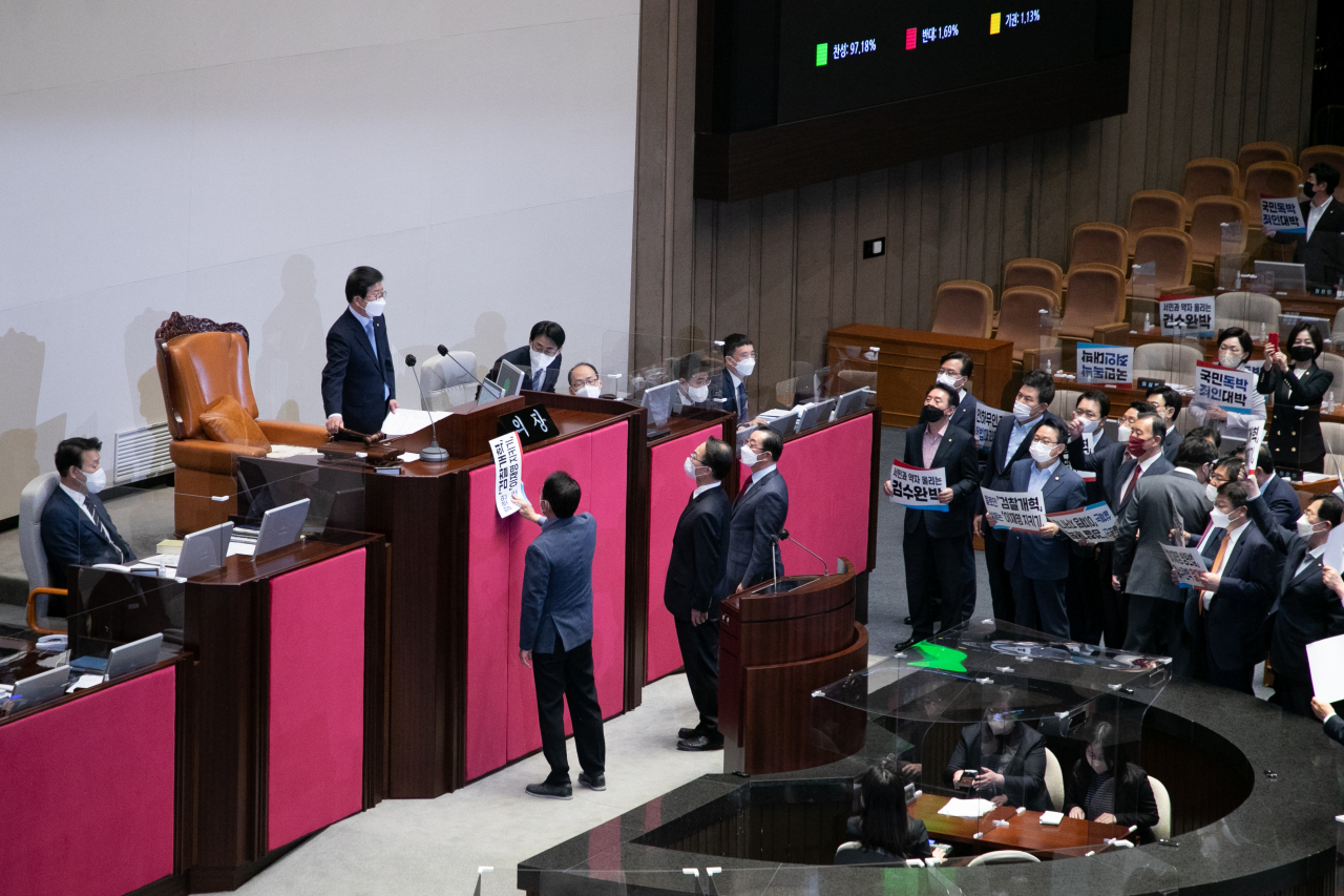 30일 오후 국회 본회의에서 국민의힘 의원들의 반발 속에 검찰청법 개정안이 표결 통과되고 있다. [연합]