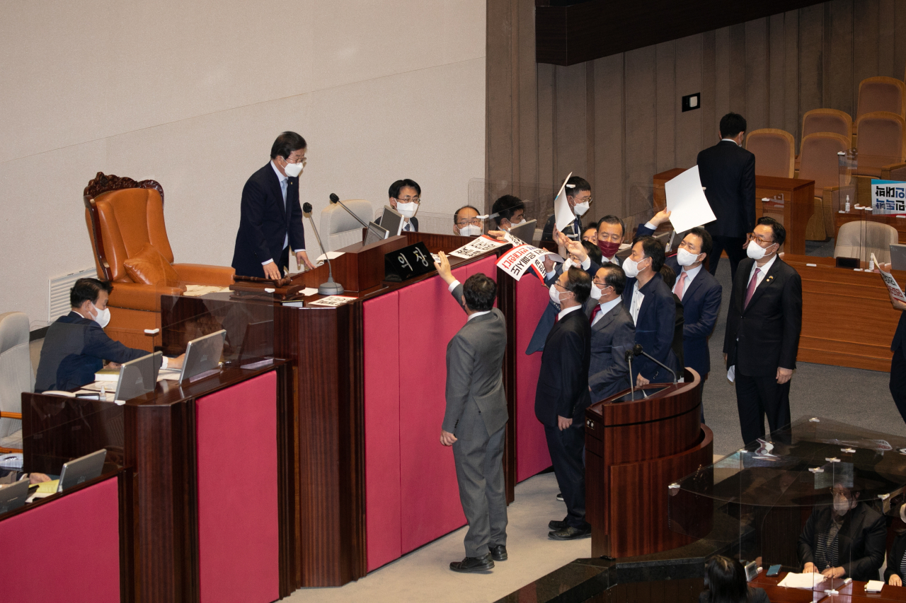 30일 오후 국회 본회의에서 국민의힘 의원들의 반발 속에 검찰청법 개정안이 표결 통과되고 있다. [연합]