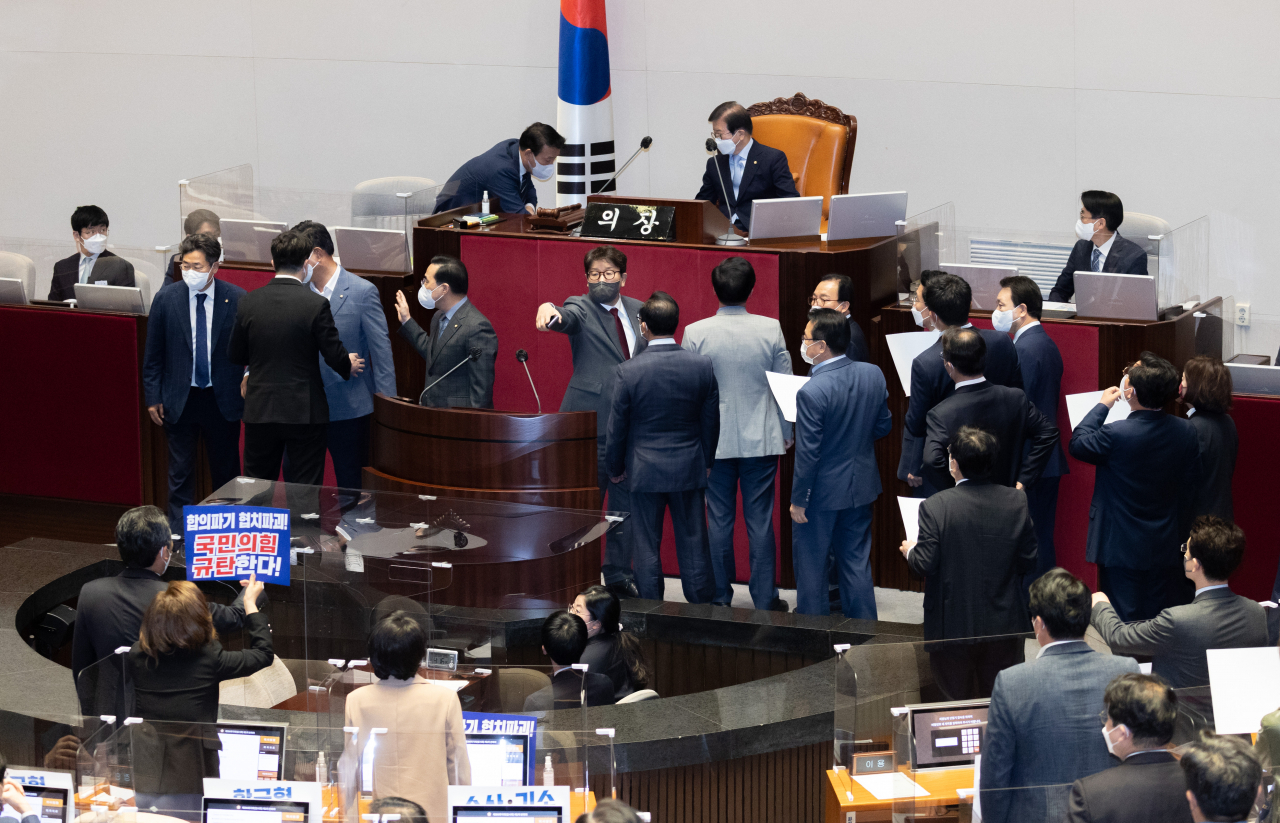 지난달 30일 오후 국회 본회의에서 검찰청법 개정안 처리에 앞서 더불어민주당과 국민의힘 양당 의원들이 설전을 벌이고 있다. [연합]