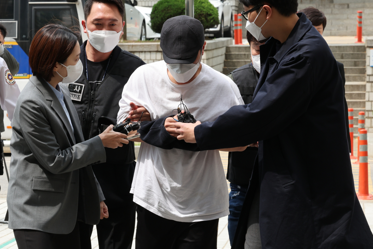 회삿돈 614억원을 횡령한 혐의로 구속영장이 청구된 우리은행 직원 A씨가 30일 오후 구속 전 피의자 심문(영장실질심사)을 받기 위해 서울 서초동 서울중앙지법 법정으로 들어가고 있다. [연합]