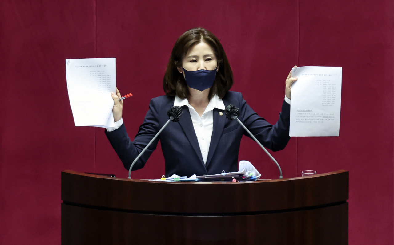 국민의힘 김미애 의원이 30일 저녁 국회 본회의에서 형사소송법 개정안에 대한 반대 무제한토론을 하고 있다. [연합]