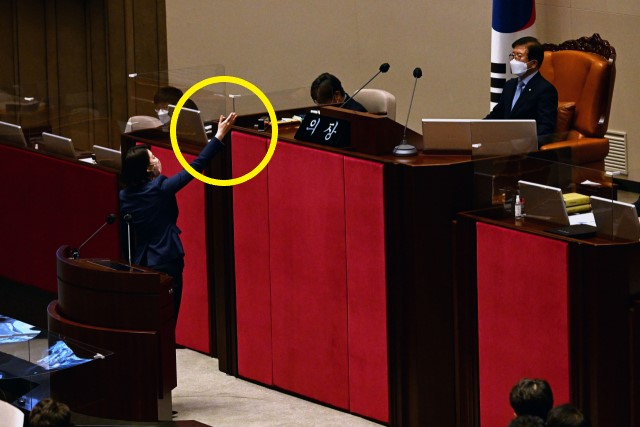 국민의힘 배현진 의원이 30일 오후 국회 본회의에서 의사진행 발언하던 중 뒤돌아서서 국회의장에게 항의하고 있다. [연합]