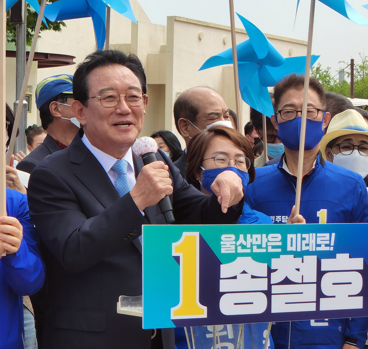 지난달 28일 오후 울산 태화강역 광장에서 송철호 울산시장이 더불어민주당 울산시장 예비후보로 등록해 재선에 도전하겠다는 내용의 기자회견을 하고 있다. [연합]