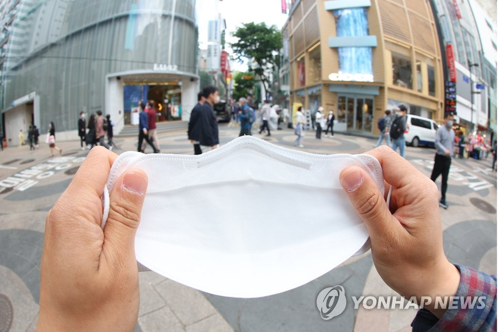 정부는 다음 달 2일부터 실외 마스크 착용 의무를 해제한다고 29일 밝혔다. 사진은 29일 오후 서울 명동 거리에서 마스크를 벗은 모습을 연출해 촬영하였다. [연합]