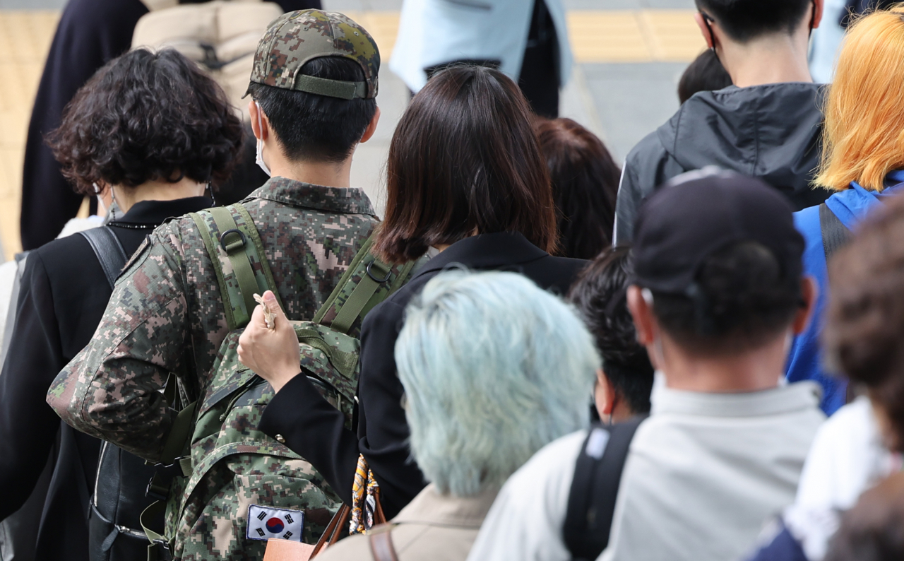 지난달 29일 서울역에서 한 군인이 기차에 탑승하기위해 이동하고 있다. [연합]
