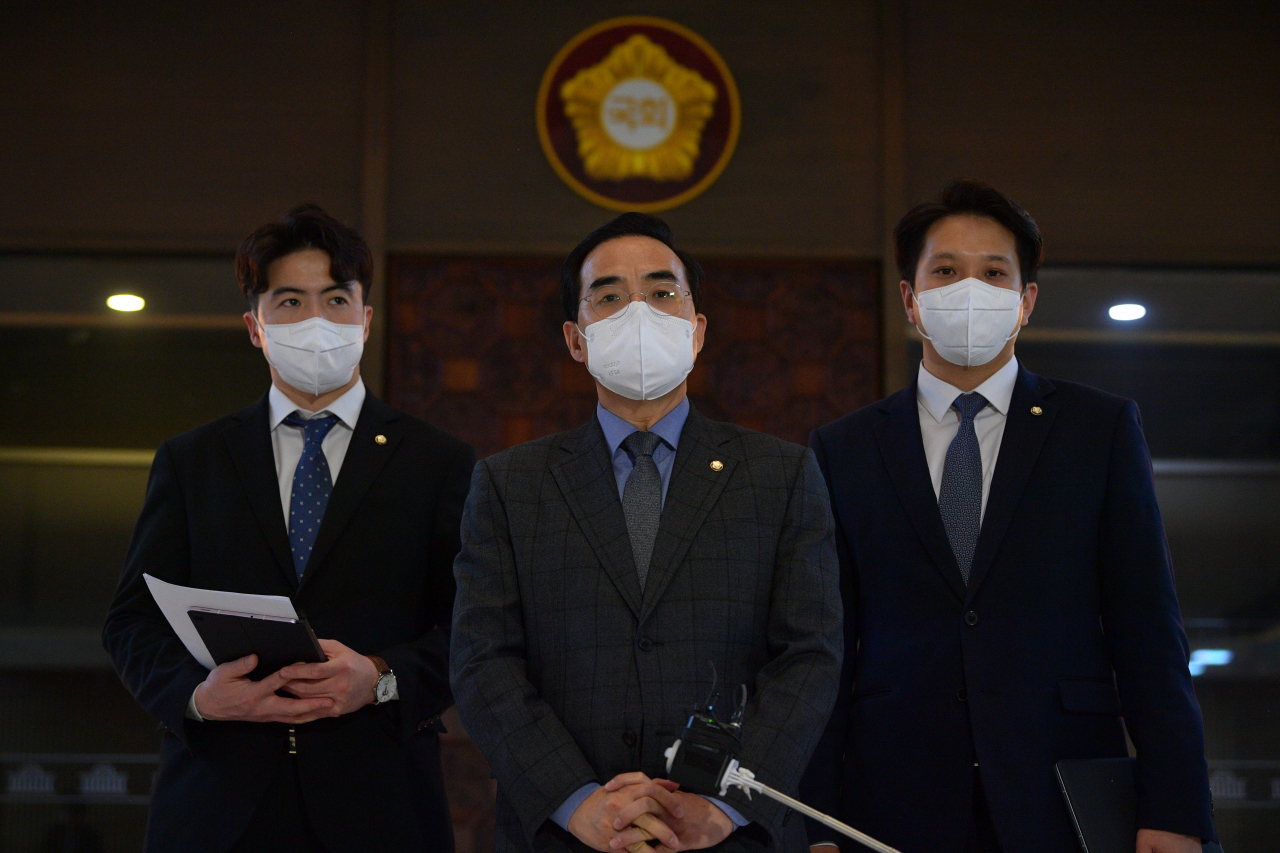 박홍근 더불어민주당 원내대표가 30일 국회(임시회) 1차 본회의 산회 후 본회의장을 나서며 브리핑하고 있다. [연합]